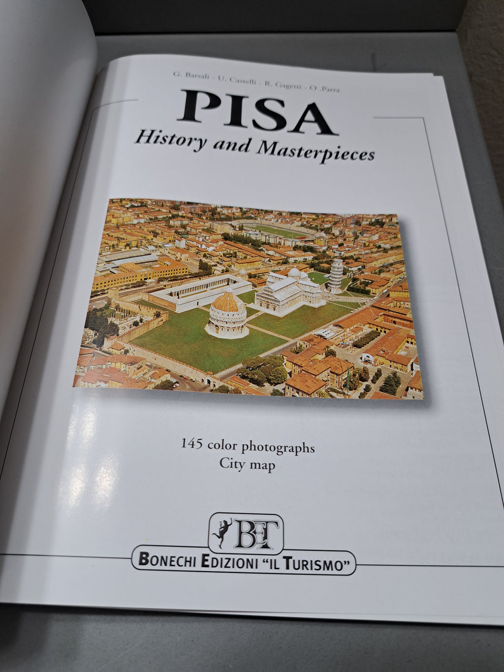 Pisa: History and Masterpieces. 145 color photographs, city map