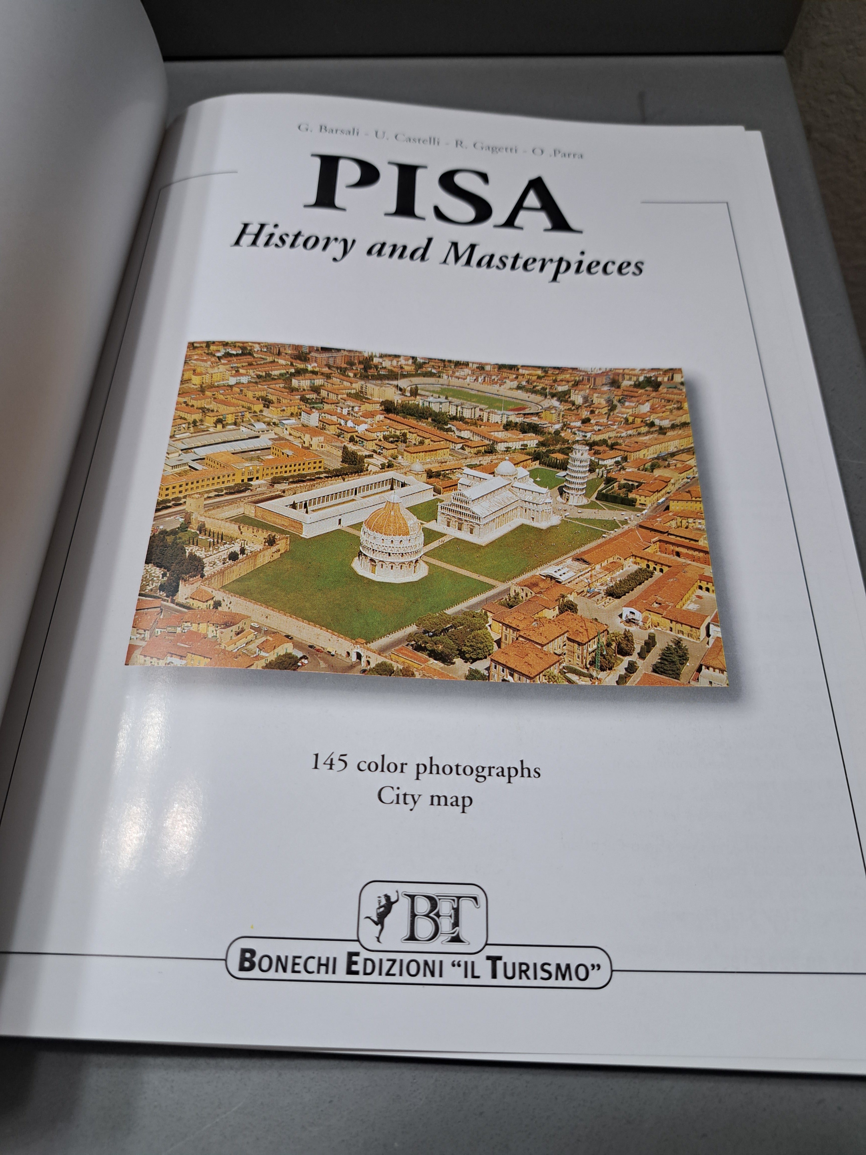 Pisa: History and Masterpieces. 145 color photographs, city map